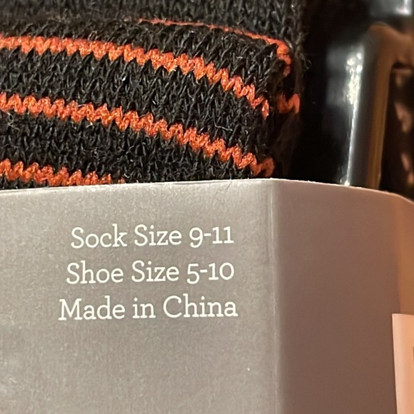 Bandolino Crew Socks. (6) Pair Assorted Black/Striped. NWT! - Picture 4 of 6